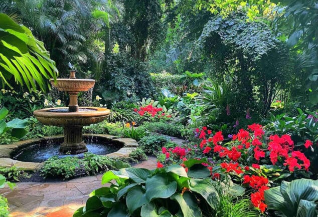 Une fontaine décorative élégante entourée de verdure dans un jardin paisible